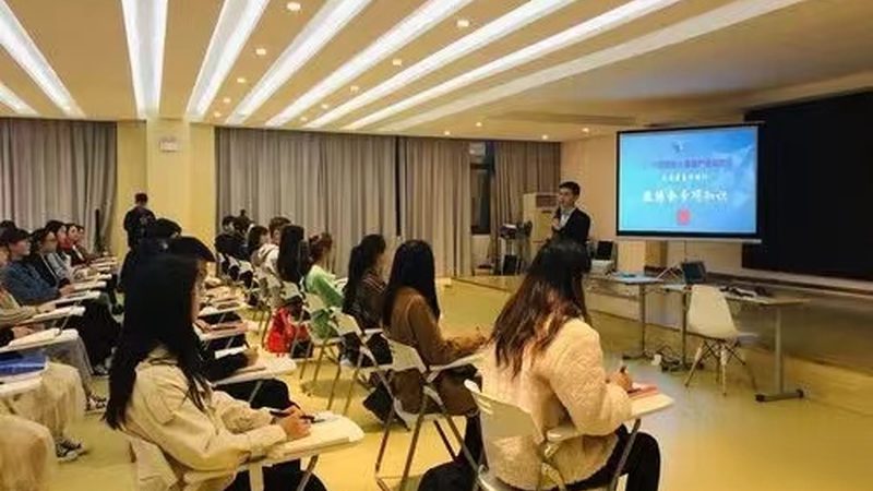 教学模式和课程设置是影响学习效果的关键因素。在选择培训项目时，要了解以下内容：