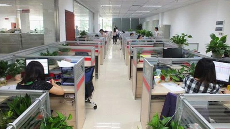 其次，家长需要考察教材的教学内容。优秀的教材应该包含以下要素：